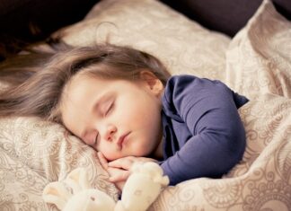 Do jakiego wieku dziecko może spać w dostawce?