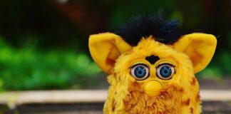 W jakim języku mówi Furby?